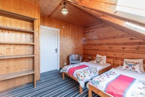 dwa lóżka pojedyncze