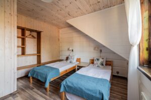 dwa lóżka pojedyncze