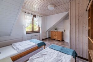 dwa lóżka pojedyncze