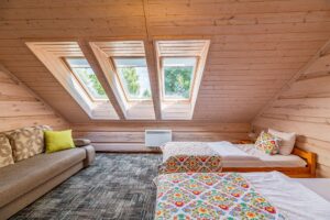 dwa lóżka małżeńskie oraz kanapa